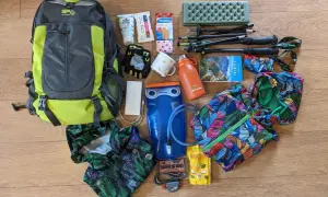 Plecak, kijki trekkingowe, kurtka, bidon, apteczka, powerbank, czołówka, mapa, przekąski – to wszystko, co zabrać w góry we wrześniu.