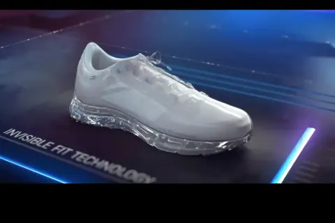Biały but sportowy z przezroczystą podeszwą, prezentujący technologię GORE-TEX INFINIUM.
