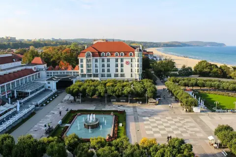 Sopot: hotel, fontanna, plaża i park. Idealne miejsce, by zobaczyć, co oferuje polskie wybrzeże.