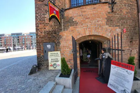 Muzeum figur woskowych Gdańsk, Baszta Tajemnic zaprasza na mroczną przygodę. Figurka w stroju pirata wita przed wejściem.