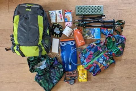 Plecak, kijki trekkingowe, kurtka, bidon, apteczka, powerbank, czołówka, mapa, przekąski – to wszystko, co zabrać w góry we wrześniu.