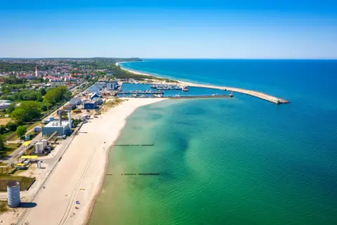 Władysławowo atrakcje: port, plaża i turkusowe morze. Widok z lotu ptaka na nadmorski kurort.