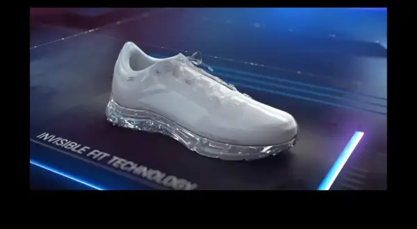 Biały but sportowy z przezroczystą podeszwą, prezentujący technologię GORE-TEX INFINIUM.