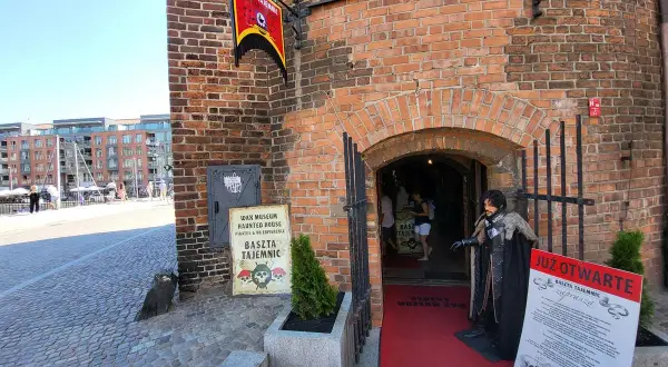 Muzeum figur woskowych Gdańsk, Baszta Tajemnic zaprasza na mroczną przygodę. Figurka w stroju pirata wita przed wejściem.