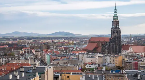 Widok na Świdnicę z górującą nad miastem katedrą. W oddali widać góry. To jedne z głównych świdnickich atrakcji.
