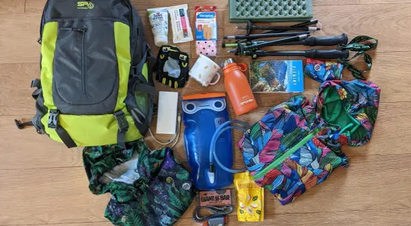 Plecak, kijki trekkingowe, kurtka, bidon, apteczka, powerbank, czołówka, mapa, przekąski – to wszystko, co zabrać w góry we wrześniu.