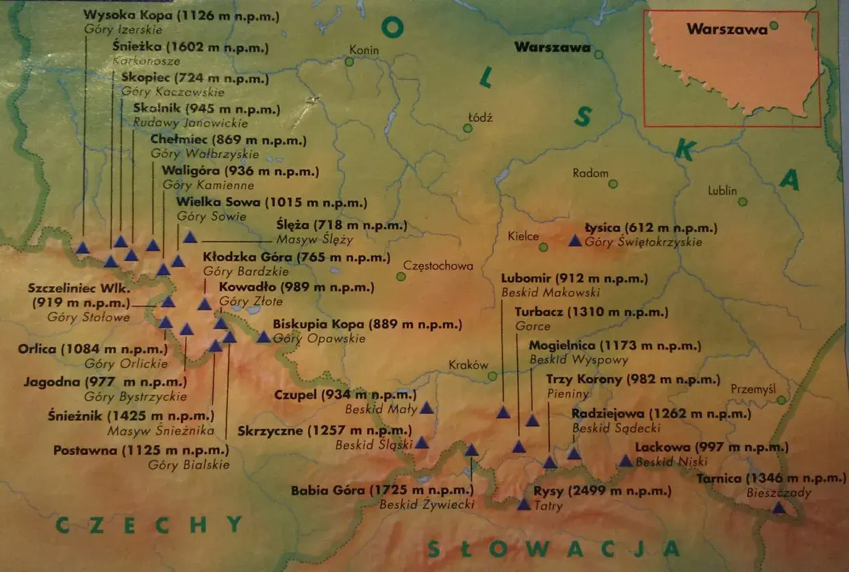 Mapa przedstawia plan Korony Gór Polskich z zaznaczonymi szczytami i ich wysokościami.