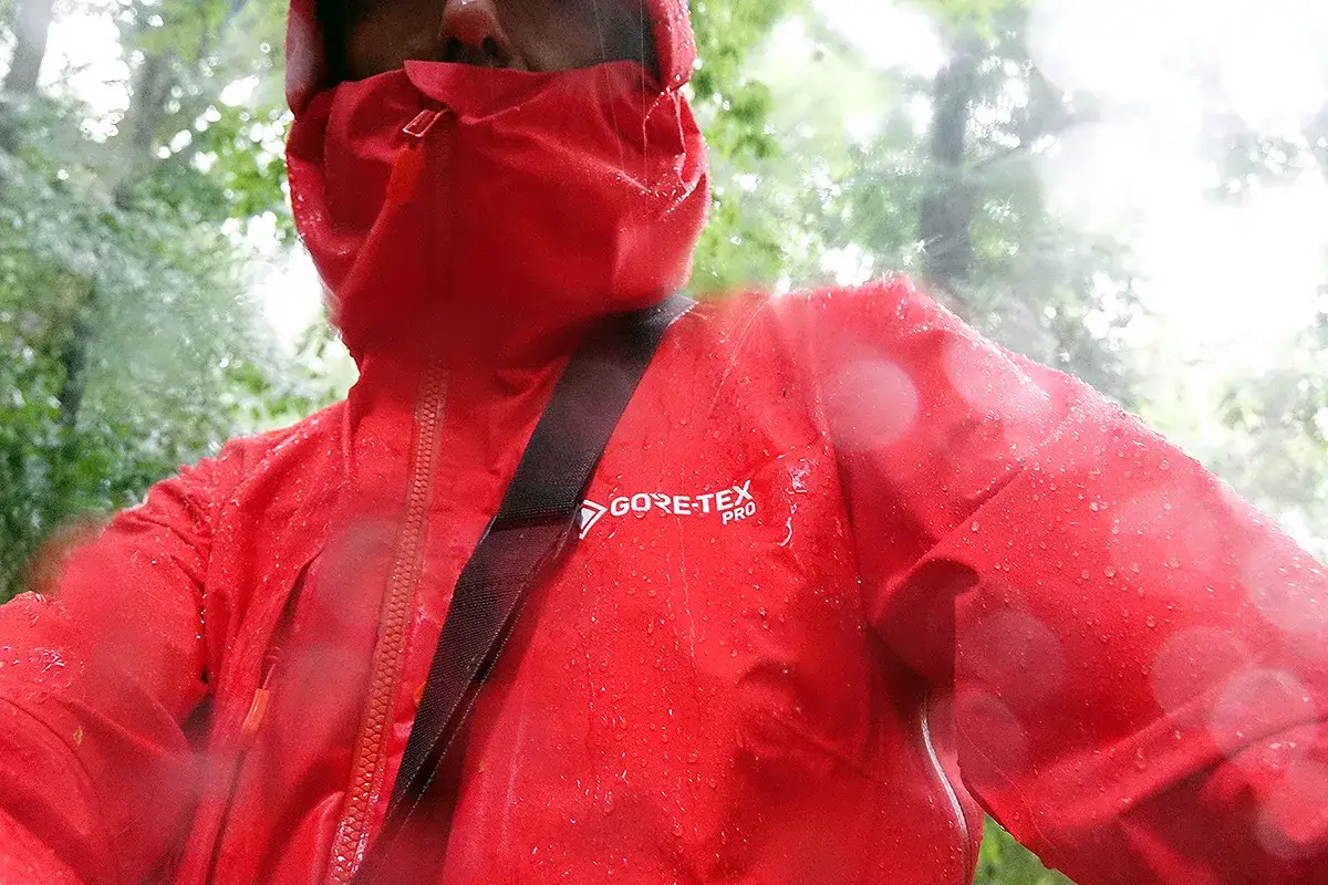 Czerwona kurtka z membraną Gore-Tex Pro, chroniąca przed deszczem. R&oacute;żne rodzaje Gore-Tex zapewniają ochronę w każdych warunkach.