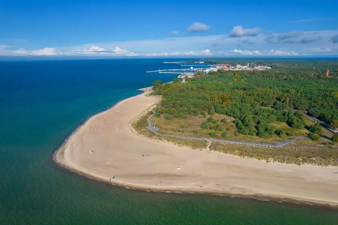 P&oacute;łwysep Helski: piaszczysta plaża, turkusowe morze, las i miasteczko. Odkryj p&oacute;łwysep helski atrakcje!
