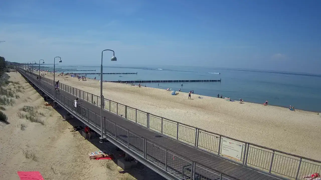 Spacerem po Mielnie, wzdłuż piaszczystej plaży i morza. Molo w Mielnie zaprasza do spacer&oacute;w.