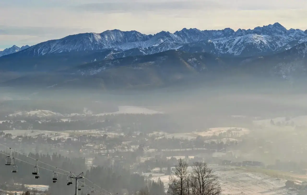 Widok na Tatry z kolejki krzesełkowej, mgła nad miastem, zimowe zakopane atrakcje.