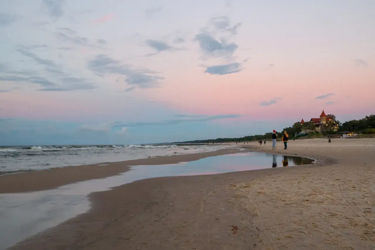 Zach&oacute;d słońca nad morzem w Łebie. Piękne łeba atrakcje, plaża, zamek i spacerowicze.
