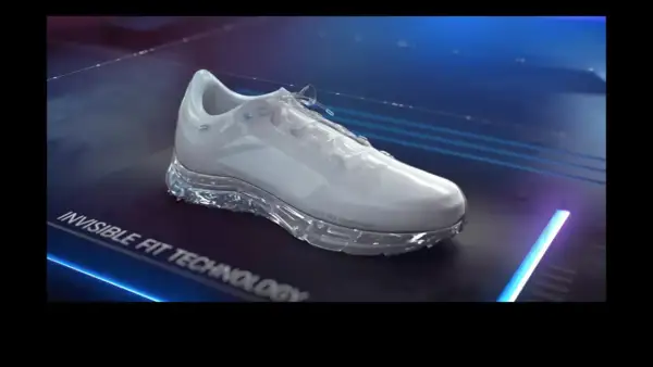 Biały but sportowy z przezroczystą podeszwą, prezentujący technologię GORE-TEX INFINIUM.
