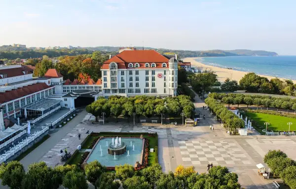 Sopot: hotel, fontanna, plaża i park. Idealne miejsce, by zobaczyć, co oferuje polskie wybrzeże.