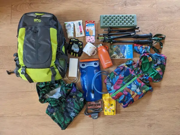 Plecak, kijki trekkingowe, kurtka, bidon, apteczka, powerbank, czołówka, mapa, przekąski – to wszystko, co zabrać w góry we wrześniu.